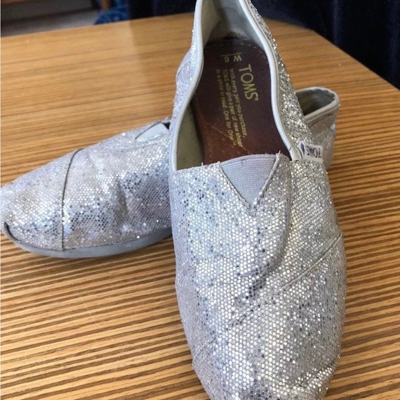 Silver Glitter Toms Shoes-size 6 - Picture 2 of 8
